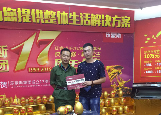 設(shè)計師李陽簽單合影