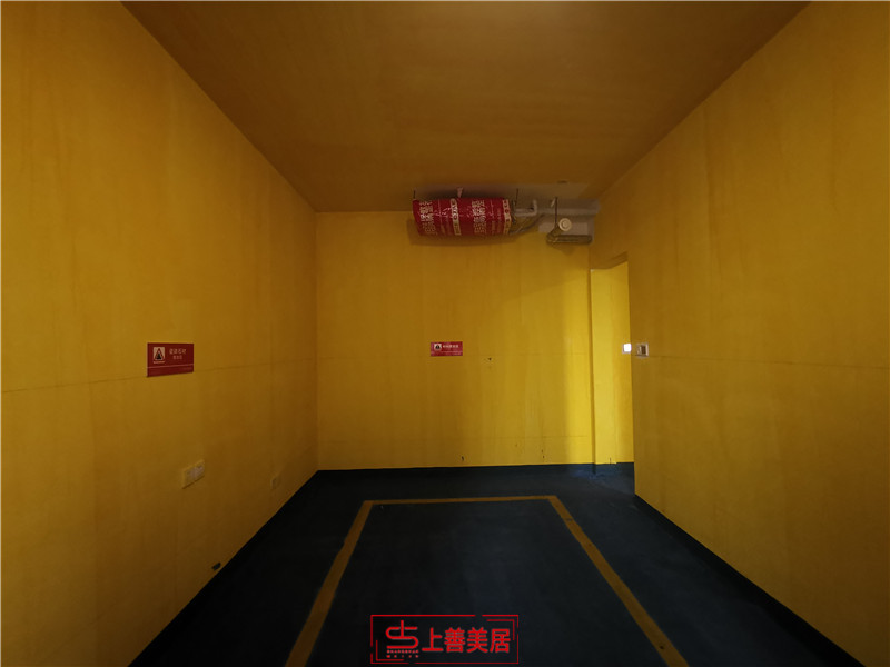 融創(chuàng)中心180平