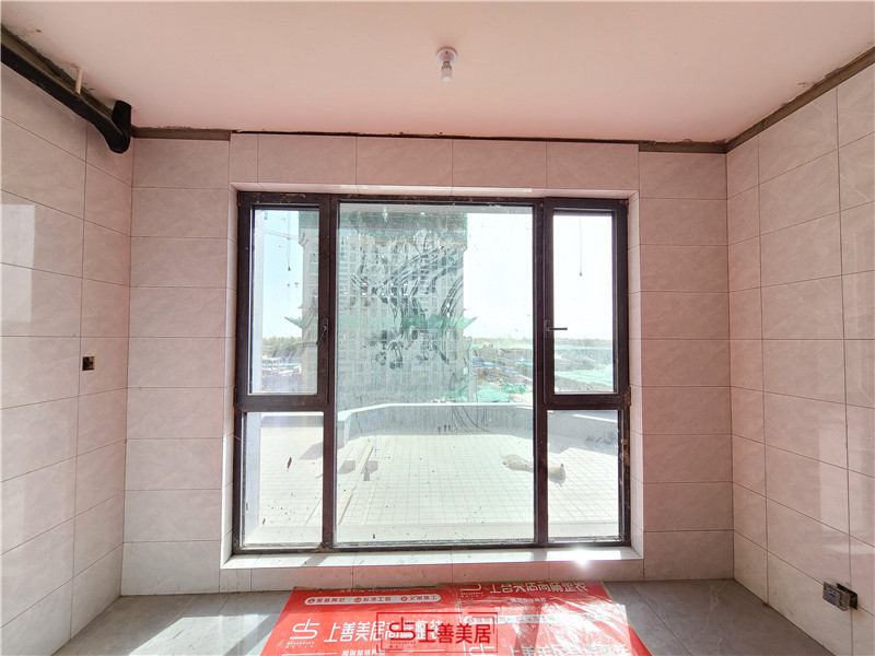 融創(chuàng)中心155平